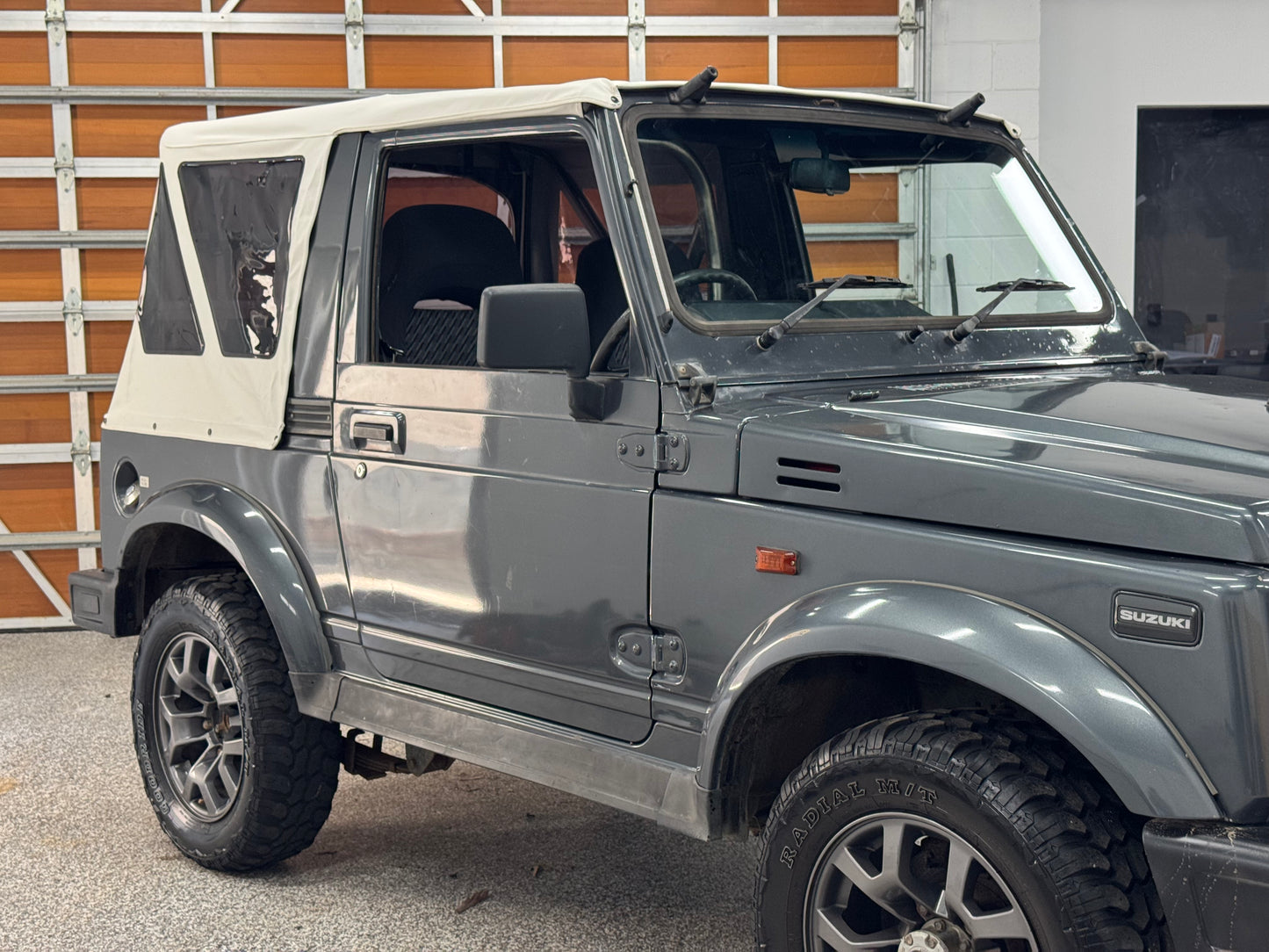 SUZUKI SIERRA WHITE SOFT TOP W/ DARK TINT WINDOWS