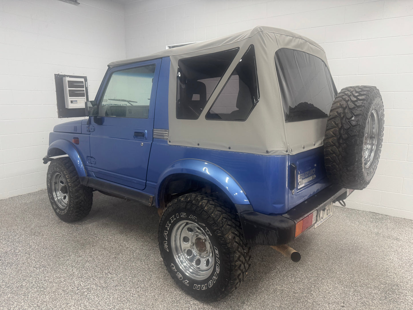 SUZUKI SIERRA SOFT TOP GREY W/ TINTED WINDOWS 88-98