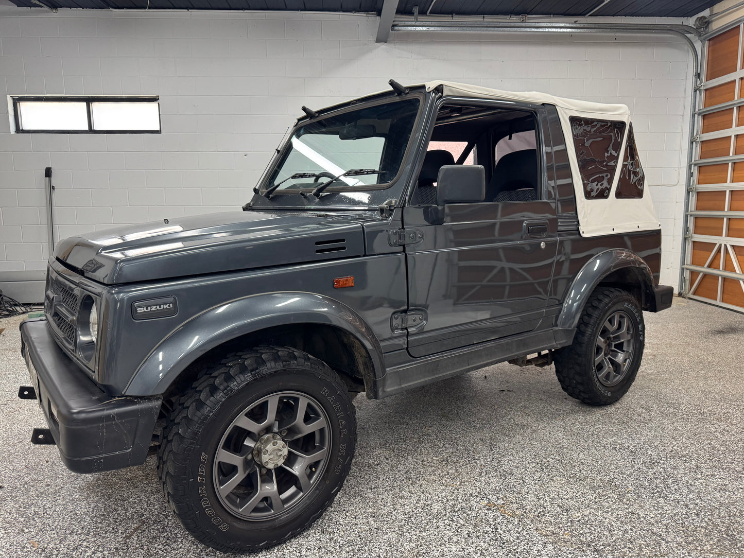 SUZUKI SIERRA WHITE SOFT TOP W/ DARK TINT WINDOWS