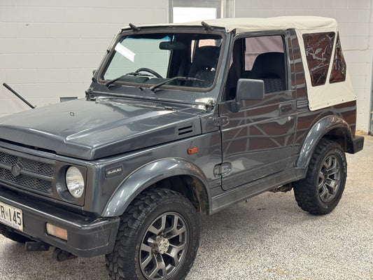 SUZUKI SIERRA WHITE SOFT TOP W/ DARK TINT WINDOWS