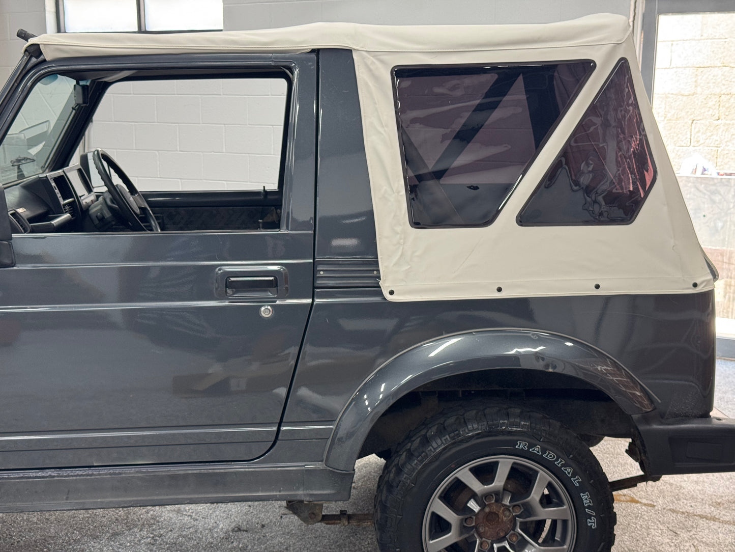 SUZUKI SIERRA WHITE SOFT TOP W/ DARK TINT WINDOWS