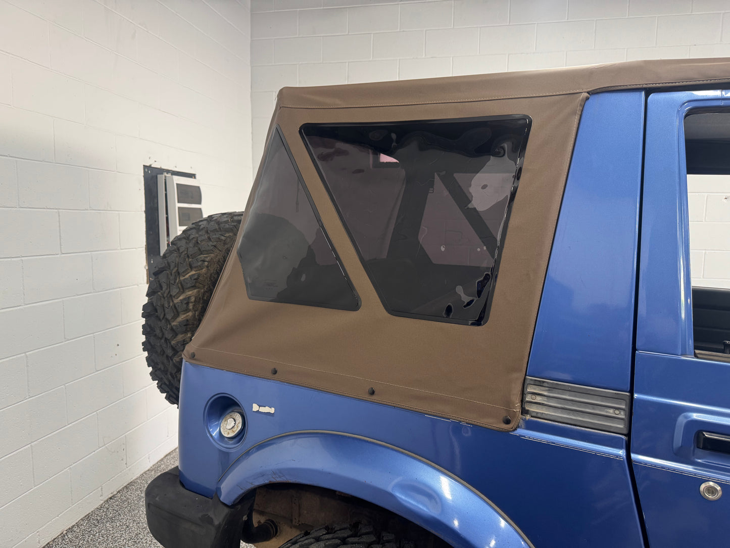 SUZUKI SIERRA SOFT TOP LIGHT MOCHA W/ TINTED WINDOWS 84-98